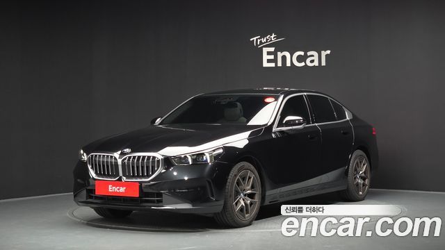 BMW 5-Series G60 520i - фото 0