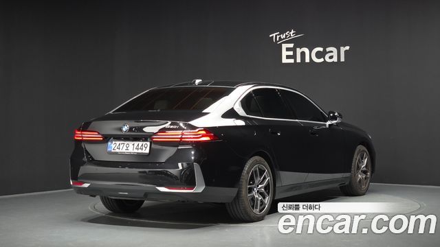 BMW 5-Series G60 520i - фото 1