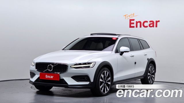 Volvo V60 2-го поколения B5 Pro AWD - фото 0