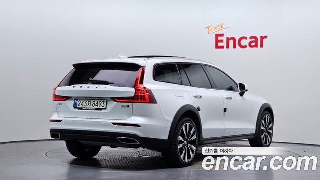 Volvo V60 2-го поколения B5 Pro AWD - фото 1