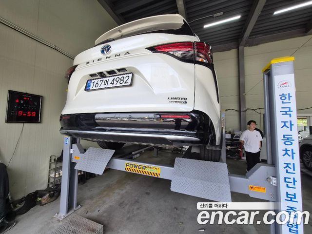 Toyota Sienna 4-го поколения 2.5 Hybrid 2WD - фото 1
