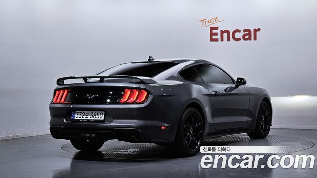 Ford Mustang Coupe - фото 1