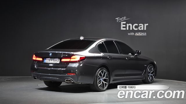 BMW 5-Series G30 530e M Sport - фото 1