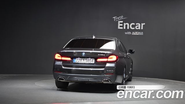 BMW 5-Series G30 530e M Sport - фото 3