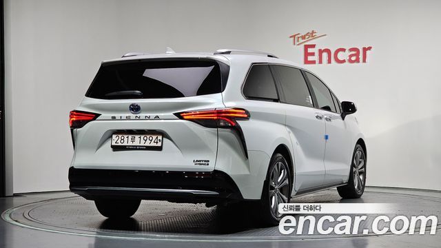 Toyota Sienna 4-го поколения 2.5 Hybrid 2WD - фото 1