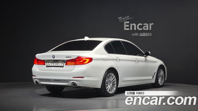 BMW 5-Series G30 520i Luxury - фото 1