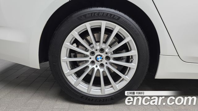 BMW 5-Series G30 520i Luxury - фото 4