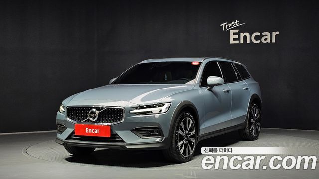Volvo V60 2-го поколения B5 Pro AWD - фото 0