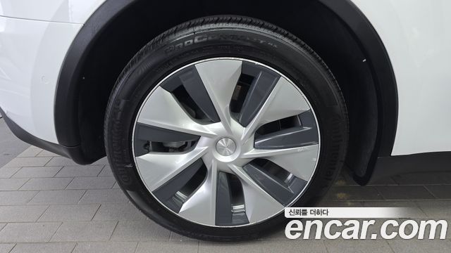 Tesla Model Y Long Range AWD - фото 4