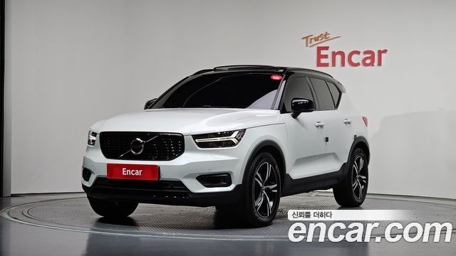 Volvo XC40 B4 R-Design - фото 0