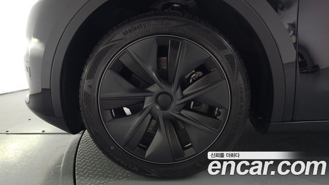 Tesla Model Y RWD - фото 3