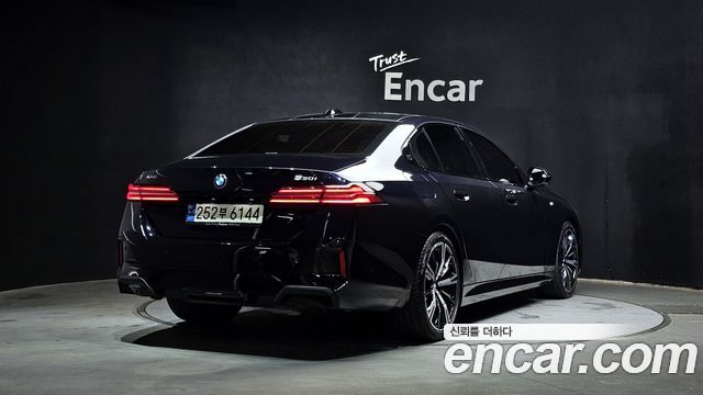 BMW 5-Series G60 530i xDrive M Sport - фото 1