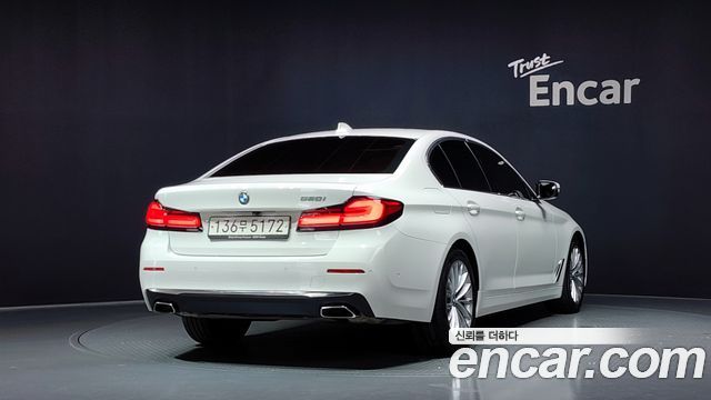 BMW 5-Series G30 520i Luxury - фото 1