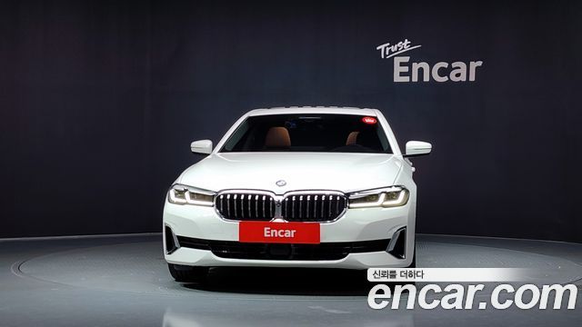 BMW 5-Series G30 520i Luxury - фото 2