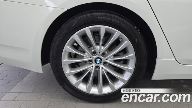 BMW 5-Series G30 520i Luxury - фото 4
