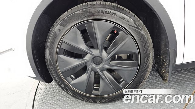 Tesla Model Y RWD - фото 3