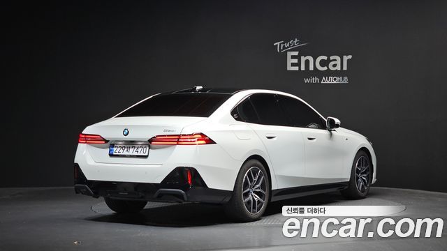 BMW 5-Series G60 520i M Sport - фото 1