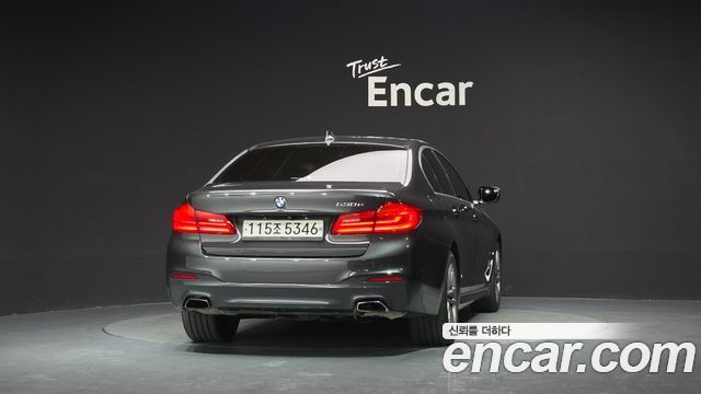 BMW 5-Series G30 530e M Sport - фото 3