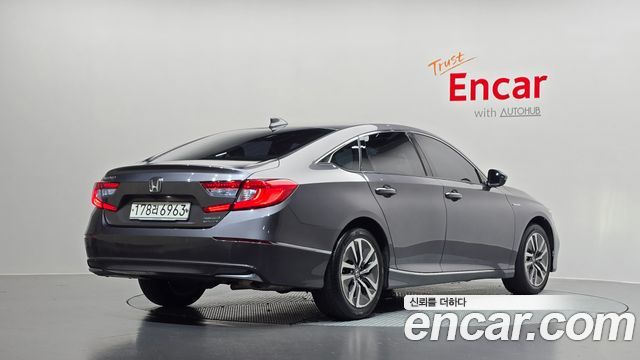 Honda Accord 10-го поколения 2.0 Hybrid Touring - фото 1
