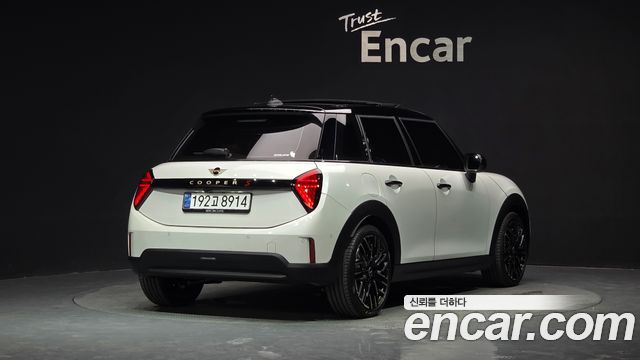 Mini Cooper 4-го поколения 5 Door Favoured - фото 0