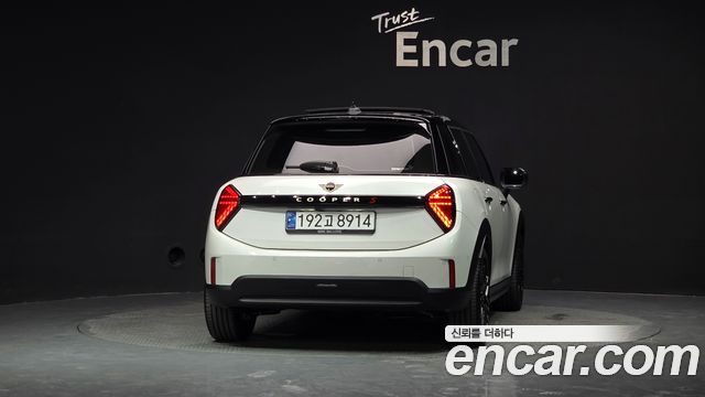Mini Cooper 4-го поколения 5 Door Favoured - фото 2
