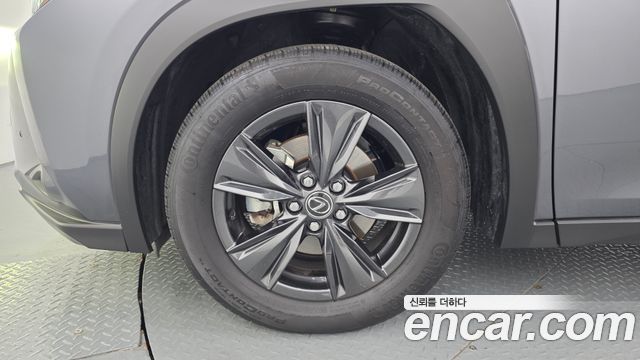 Lexus UX 2.0 2WD - фото 4