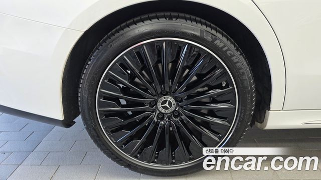 Mercedes-Benz E-Class W214 E300 4MATIC AMG Line - фото 4