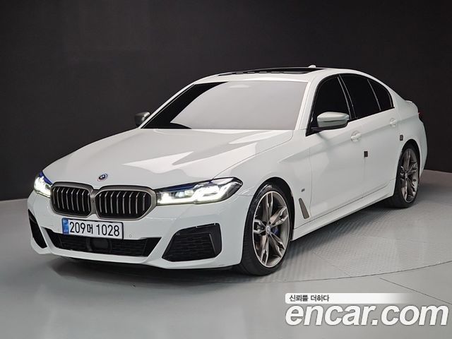 BMW 5-Series G30 M550i xDrive - фото 0