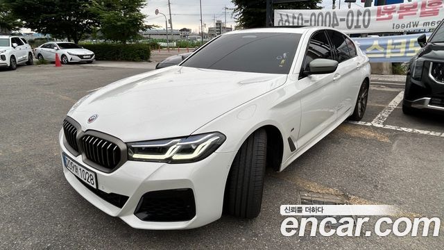 BMW 5-Series G30 M550i xDrive - фото 1