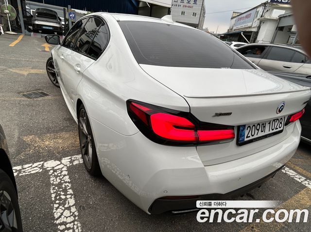 BMW 5-Series G30 M550i xDrive - фото 3