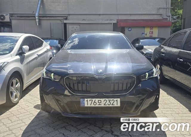 BMW 5-Series G60 530e M Sport - фото 1