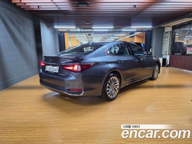 Lexus ES 7-го поколения Executive - фото 1