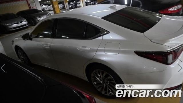 Lexus ES 7-го поколения Executive - фото 1