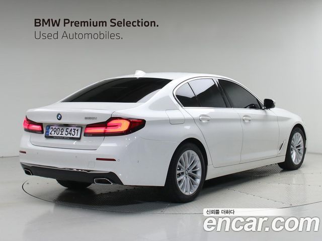 BMW 5-Series G30 520i Luxury - фото 3