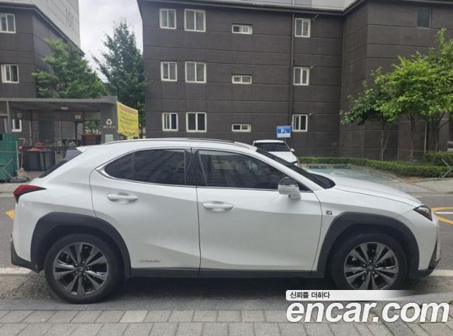 Lexus UX 2.0 F-Sport 2WD - фото 2