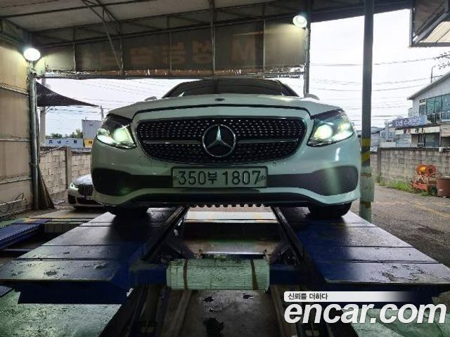 Mercedes-Benz E-Class W213 E220d Avantgarde - фото 0