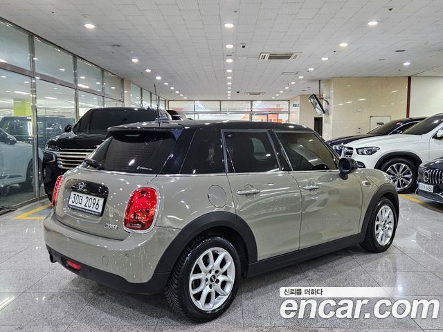 Mini Cooper 5Door HIGH 3rd - фото 2