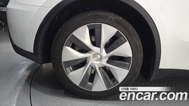 Tesla Model Y RWD - фото 4