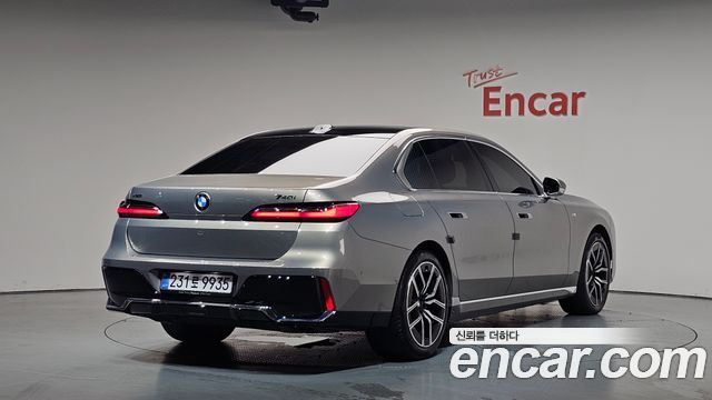 BMW 7-Series G70 740i xDrive M Sport - фото 0