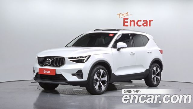 Volvo XC40 B4 Ultra Bright - фото 0