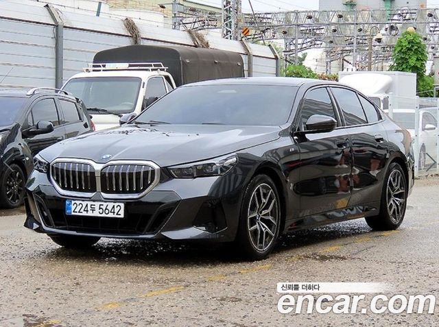 BMW 5-Series G60 520i M Sport - фото 1