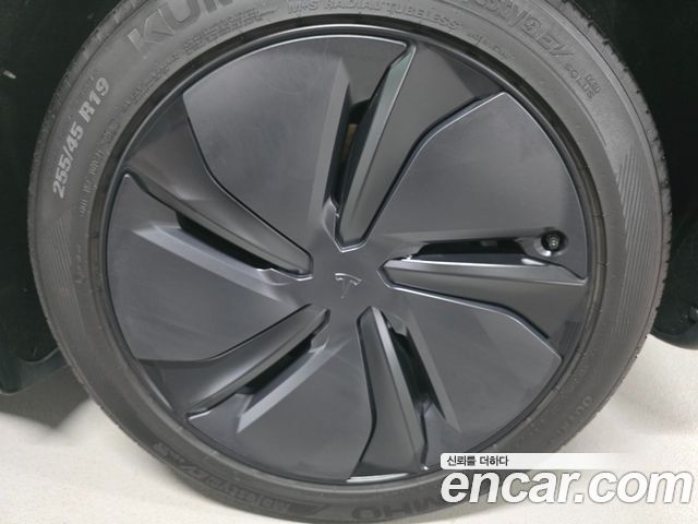 Tesla Model Y Long Range AWD - фото 4