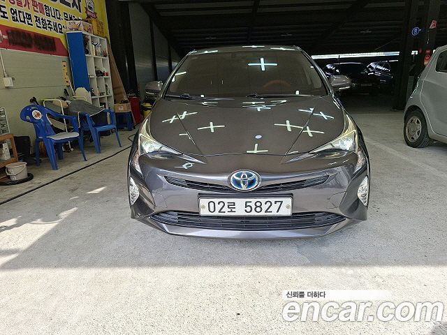 Toyota Prius 4-го поколения 1.8 E - фото 1
