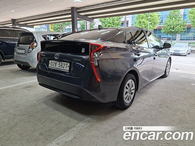 Toyota Prius 4-го поколения 1.8 E - фото 3