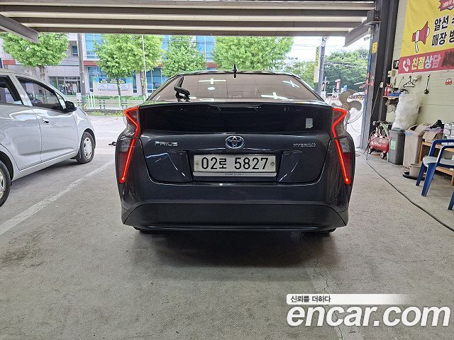 Toyota Prius 4-го поколения 1.8 E - фото 4