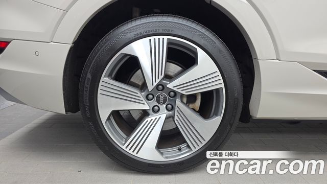 Audi e-Tron 55 Quattro Sportback - фото 4