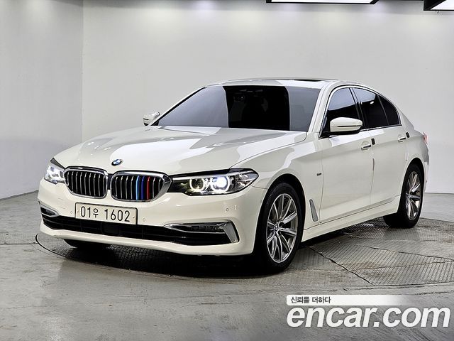 BMW 5-Series G30 520i Luxury - фото 0