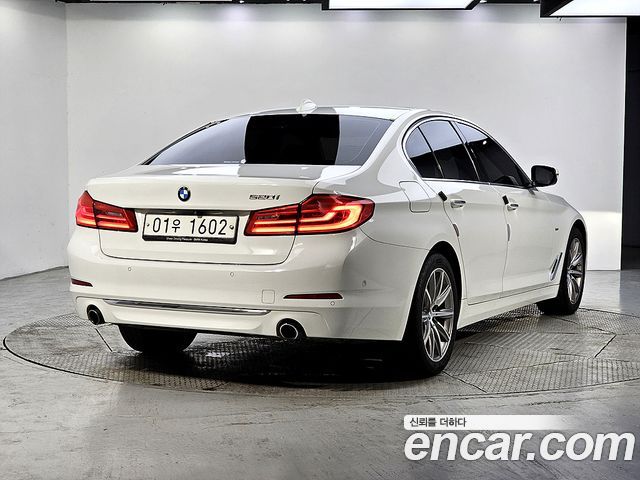 BMW 5-Series G30 520i Luxury - фото 1