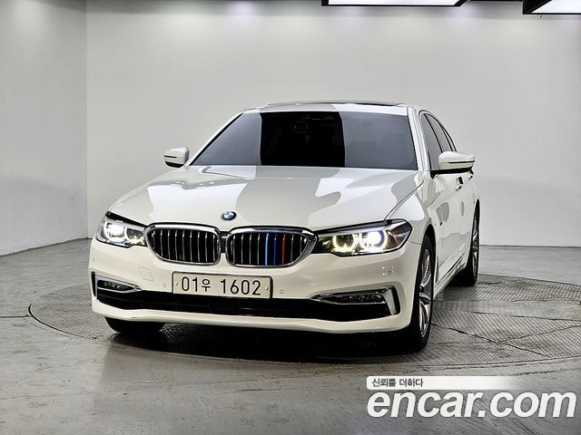 BMW 5-Series G30 520i Luxury - фото 2