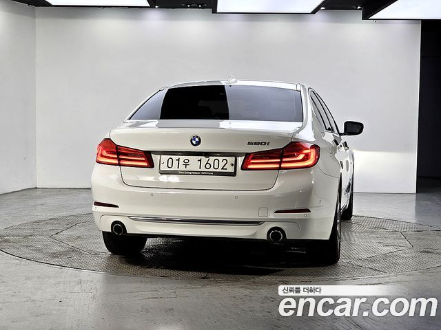 BMW 5-Series G30 520i Luxury - фото 3